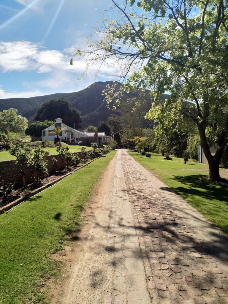 Rustige terrein van Old Mill Lodge & Restaurant in Oudtshoorn bij onze rondreis door Zuid Afrika