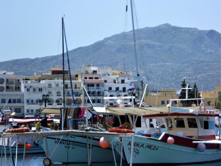 De haven van Pigadia op Karpathos Griekse eilanden in de Egeische Zee