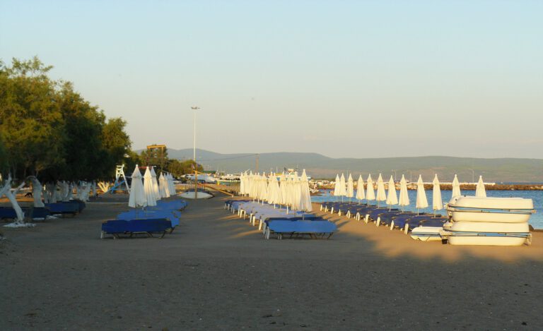 Het strand van Skala Kalloni op Lesbos het grootste Griekse eiland in de Egeïsche Zee