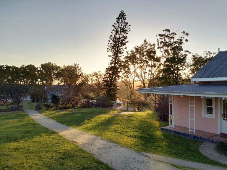 Mooie zonsondergang bij Zuurberg Mountain Village bij rondreis door Zuid Afrika