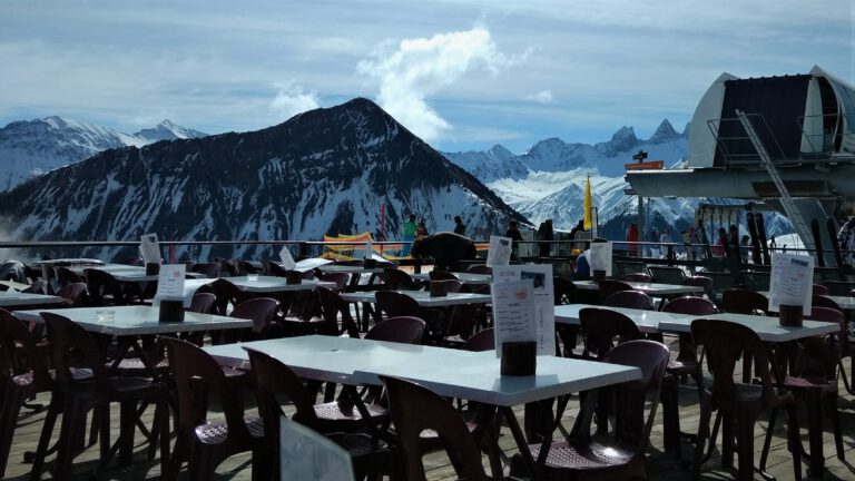 wintersport Les Sybelles betekent zonnige terrasjes - wintersport le Corbier