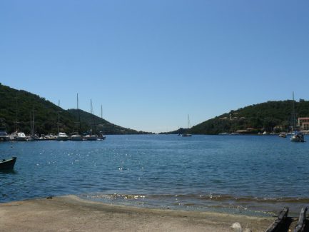 Strand op Lefkas een van de prachtige Griekse eilanden in de Ionische Zee